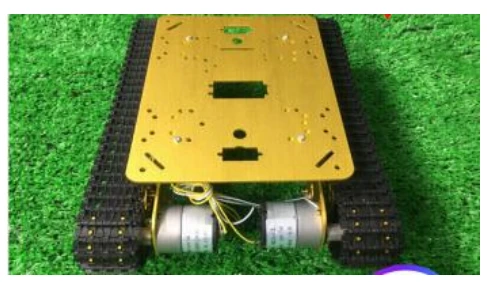 上部を開けた履帯式車両。車体内の左右のモーターが見える。