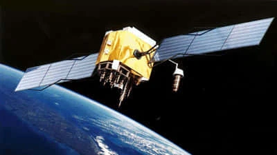 太陽電池パネルを広げた人工衛星のイメージ図。