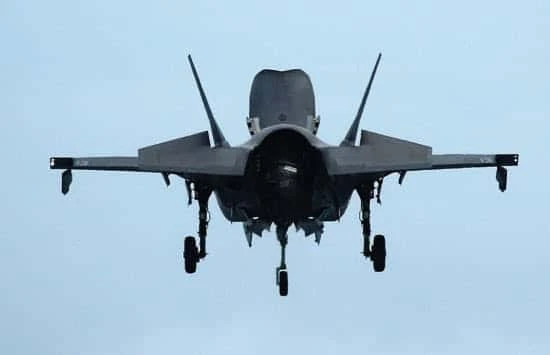 飛行する戦闘機を正面から撮影した写真。
