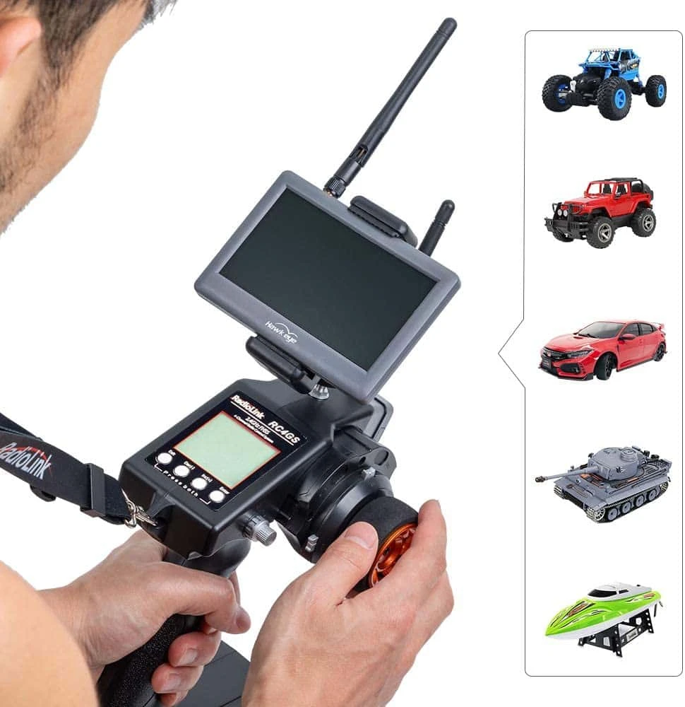 画面付き送信機を操作する人とRC車両・受信機の製品写真。