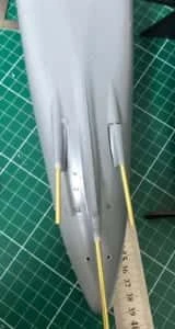 模型の船体内に通した軸と定規の写真。