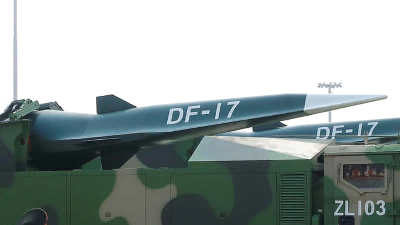 DF-17と表示されたミサイルと車両の写真。