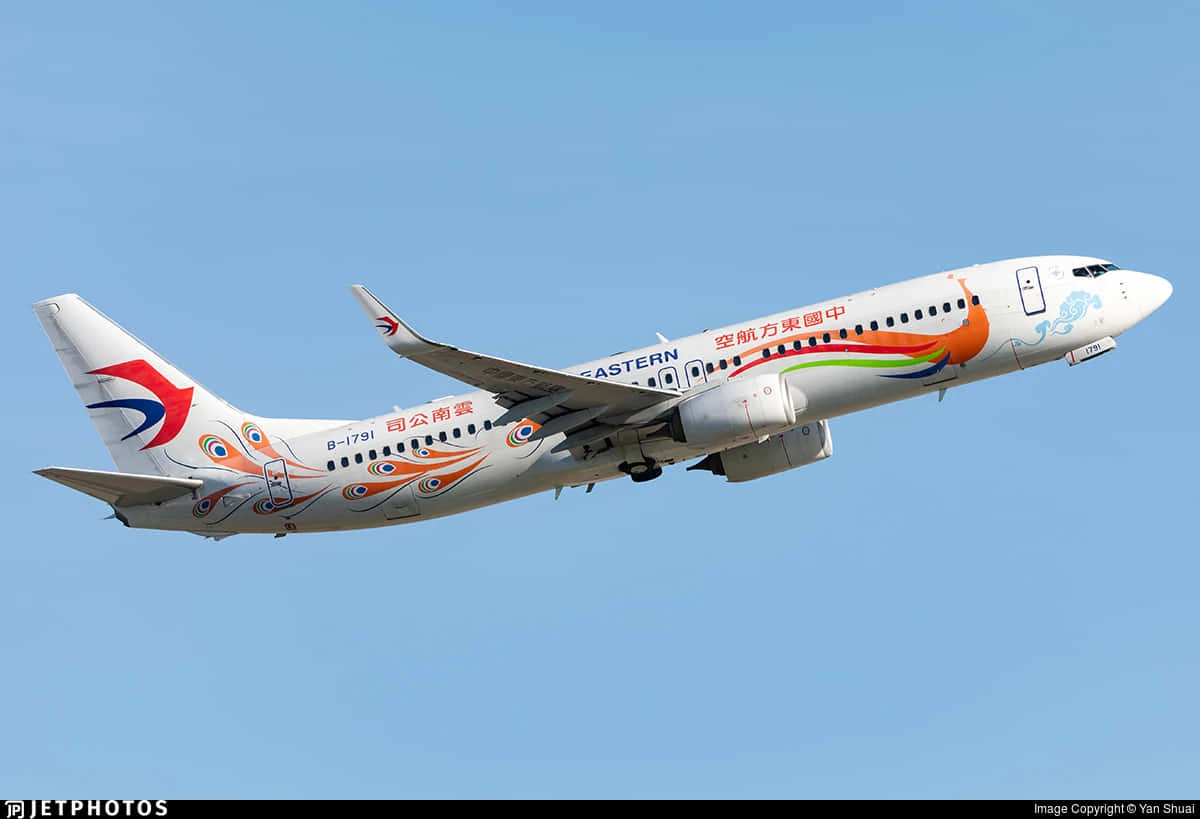 中国東方航空の旅客機が飛行する写真。