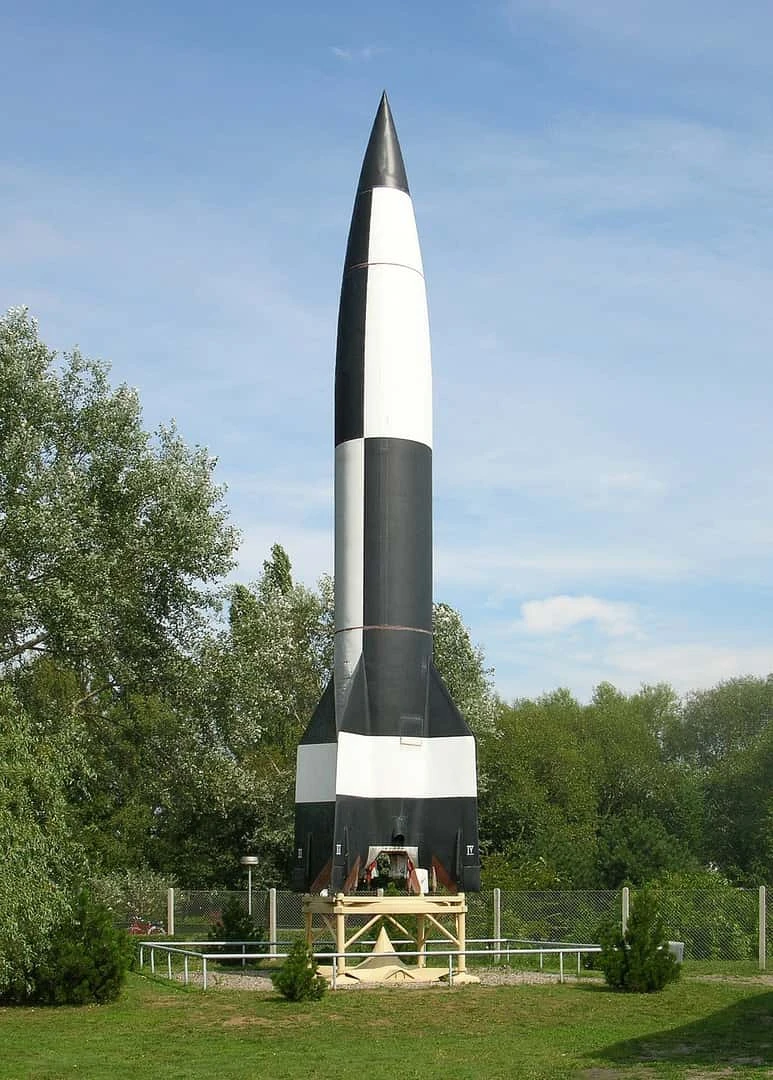 白黒に塗装されたロケットの展示写真。