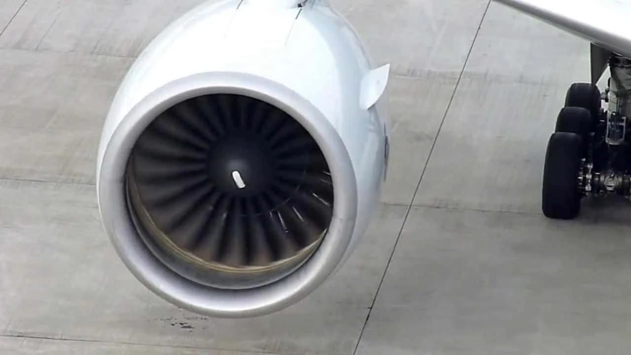 旅客機のジェットエンジンを正面から撮影した写真。